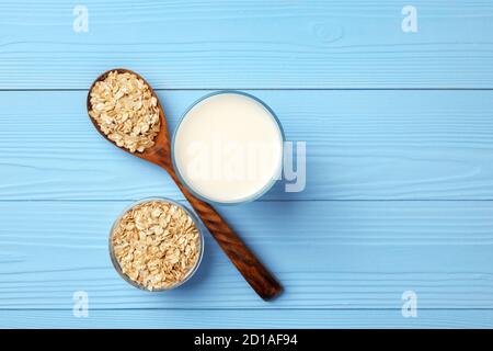 Hafermilch ohne Milchprodukte und Haferflocken in der Schüssel Stockfoto