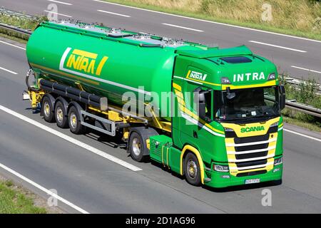 Intra Scania S500 LKW mit Siloanhänger auf der Autobahn. Stockfoto