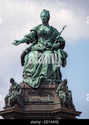 WIEN, ÖSTERREICH - 14. JULI 2019: Details aus der Nähe der Statue des Monuments Kaiserin Maria Theresia auf dem Platz Maria Theresien Stockfoto