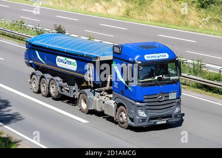 Schuster Mercedes-Benz Actros LKW mit Kippanhänger auf der Autobahn. Stockfoto