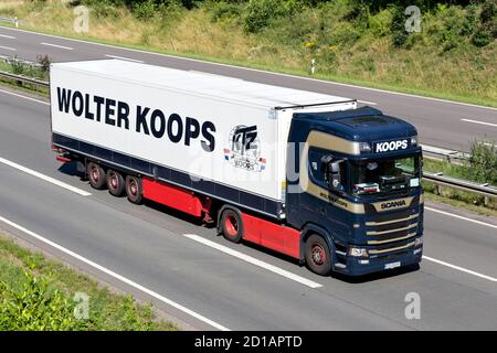 Wolter Koops Scania S450 LKW auf der Autobahn. Wolter Koops ist ein niederländischer Dienstleister im Bereich temperaturgesteuerter Transport und Logistik. Stockfoto