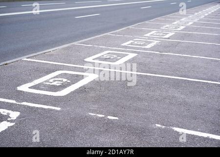 Foto-Parkplätze für Fahrer mit eingeschränkter Mobilität Stockfoto