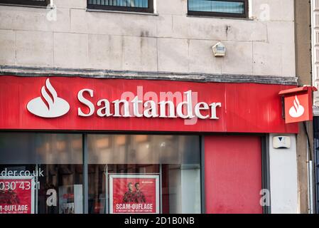 Derry, Nordirland - 27. September 2020: Das Schild für die Santander Bank in Derry Nordirland. Stockfoto