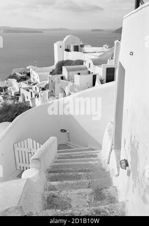 Santorin - das Aussehen von Oia nach Süden. Stockfoto