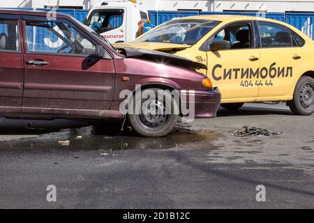 Sankt Petersburg, Russland-Juni 2020: Ein Unfall mit einem Taxi citymobil. Stockfoto