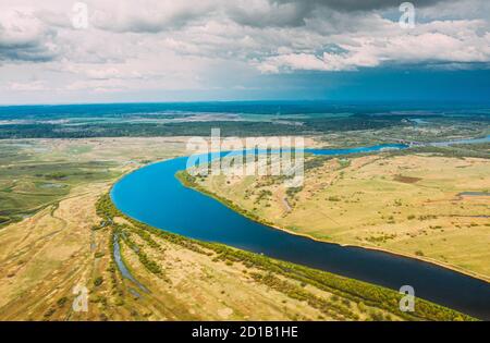 Rechyza, Region Gomel, Weißrussland. Luftaufnahme Des Dnjepr Flusses. Himmel Über Green Meadow Und Flusslandschaft. Blick Von Oben Auf Die Europäische Natur Aus Der Höhe Stockfoto