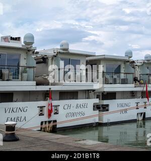 WIEN, ÖSTERREICH - 14. JULI 2019: Die Kreuzfahrtschiffe Embla und Tor Wikinger sind auf der Donau zusammengefesselt Stockfoto