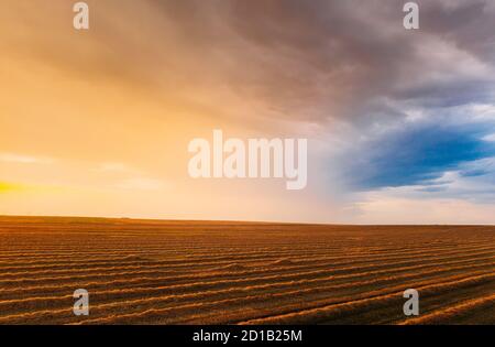 Luftaufnahme Des Sonnenuntergangs Sonnenaufgang Heller Himmel Über Sommerhay Feldlandschaft Am Abend Stockfoto
