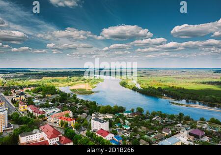 Rechyza, Weißrussland. Luftaufnahme Von Wohnhäusern Skyline Stadtbild Im Sommer Tag. Draufsicht. Drohnenansicht. Vogelperspektive. Stockfoto