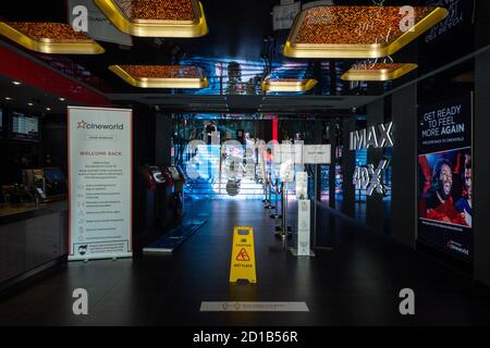 05/10/2020. London, Großbritannien. Der Foyer Eingang des Cineworld-Kinos in Leicester Square süßeste zeigt den Film Tenet. Das Unternehmen gab heute die Schließung von 127 Kinos von Cineworld und Picturehaus in Großbritannien bekannt, die 5,500 Arbeitsplätze betreffen. Das Publikum Covid-19 Einschränkungen und die Verzögerung des James Bond-Films "No Time To die" wurde berichtet, eine Rolle bei der Schließung gespielt haben. Foto von Ray Tang Stockfoto