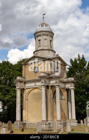 Mistley Towers, die Zwillingstürme der jetzt abgerissenen Kirche St. Mary the Virgin in Mistley in Essex, Großbritannien. Stockfoto