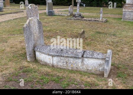 Oberirdische Gräber/Gräber auf dem Friedhof Mistley Towers, Churrch of St. Mary the Virgin at Mistley in Essex, Großbritannien. Stockfoto