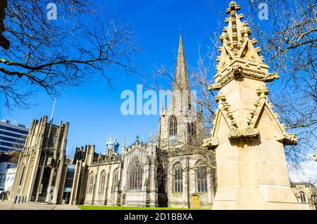 Blick auf Sheffield Cathedral an einem sonnigen Tag Stockfoto