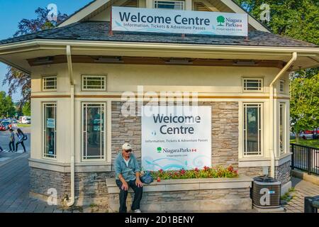 Niagara Falls, Kanada, Juli 2015 - EIN Kiosk im Welcome Center, um Besuchern Informationen über die Parks zu geben Stockfoto