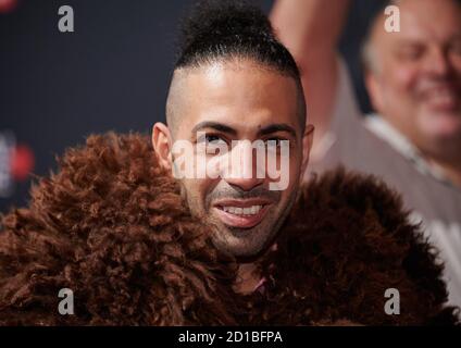 Köln, Deutschland. Oktober 2020. Comedian Benaissa Lamroubal kommt zu einer Vorführung der Comedy-Serie 'Ethno' im Rahmen des 'Filmfestivals Köln'. Quelle: Henning Kaiser/dpa/Alamy Live News Stockfoto