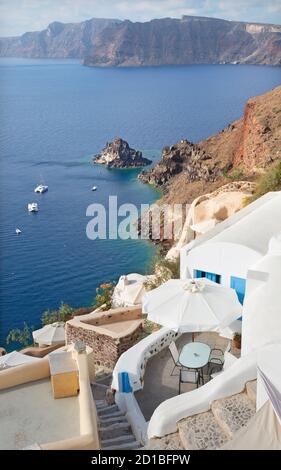 Santorin - das Aussehen von Oia nach Süden. Stockfoto