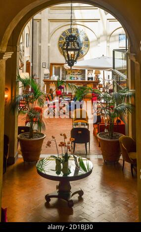 Blick auf die Lounge-Bar im Grand Hotel Continental, einem 5-Sterne-Luxushotel im historischen Zentrum von Siena, Toskana, Italien Stockfoto