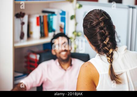 Personen, die in einem Beraterbüro mit und ohne Maske arbeiten Stockfoto