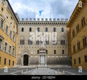 Blick auf Piazza Salimbeni mit Palazzo Salimbeni, Sitz des Monte dei Paschi di Siena, mit der Statue von Sallustio Bandini, Siena, Toskana, Italien Stockfoto