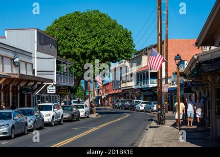 Lahaina, Maui, Hawaii. Menschen zu Fuß und genießen die Geschäfte auf Front Street an einem schönen Tag. In der Innenstadt von Lahaina. Stockfoto