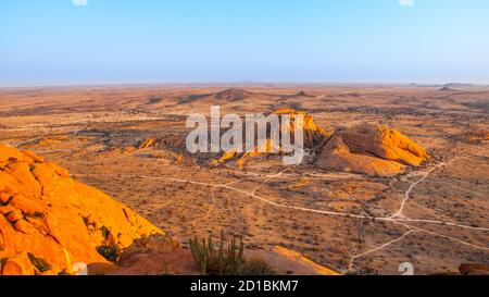 Landschaft um Spitzkoppe, auch Spitzkop genannt, mit massiven Granitfelsen, Namib Wüste in Namibia, Afrika. Stockfoto