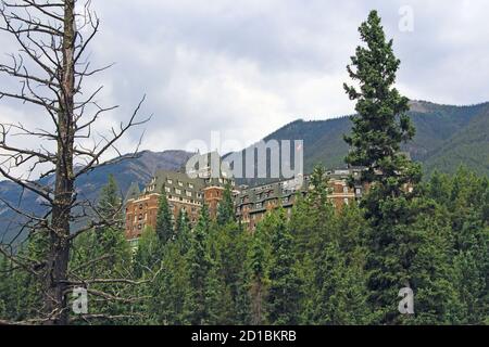 Fairmont Banff Springs Hotel inmitten von Bergen und Wäldern im Banff National Park, Kanada, am 28. August 2017. Das Geisterhaus an Halloween. Stockfoto