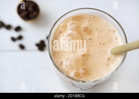 Kalter Kaffee Protein Milkshake Smoothie trinken in einem Glas. Collagen trinken Kaffee aromatisiert. Gesundes Getränk für Haut Schönheit und Gelenke Reichtum. Draufsicht. Stockfoto
