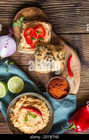 Cremiger Schafskäse mit Zwiebel, Butter und Paprikapulver zum Frühstück Stockfoto