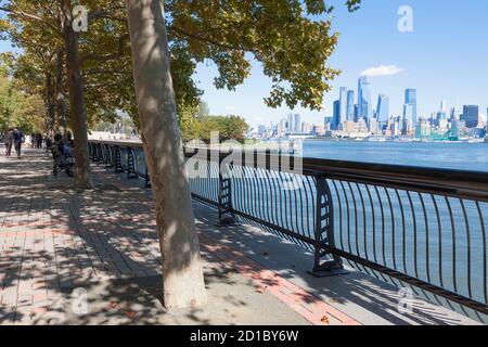 Blick auf die Skyline von New York City/Manhattan von der anderen Seite des Hudson River in Hoboken, New Jerseys Uferpromenade. Stockfoto