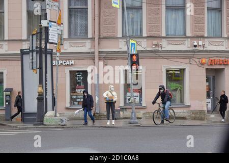 Sankt Petersburg, RUSSLAND - 25. April 2020: Ältere Menschen auf den Straßen der Stadt. Stockfoto