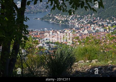 Como - die Stadt unter den Bergen und Comer See. Stockfoto