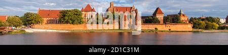 Malbork Castle und Nogat River in Polen. Panoramabild. Stockfoto