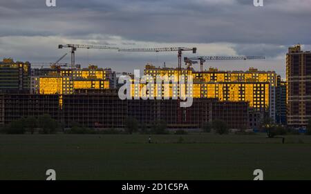 Mehrstöckiges Gebäude außen und Architektur in modernem Design in Russland. Stockfoto