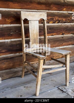 Kaputter Stuhl auf der Terrasse, verlassene Ranch Haus in der Nähe von Crane Lake, Grand Mesa, Colorado. Stockfoto