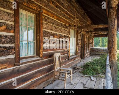 Stuhl auf der Terrasse, verlassene Ranch Haus in der Nähe von Crane Lake, Grand Mesa, Colorado. Stockfoto