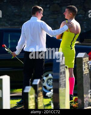 Trauernden Besuchen Die Privaten Trauerfeier Fur Corey Haim An Steeles Memorial Chapel Thornhill Kanada 16 03 10 Dominic Chan Stockfotografie Alamy