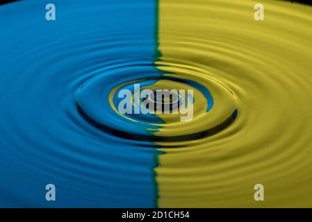 Drop-Fotografie in einem Wasserbecken mit Blitzsystem und bunten farbigen Folien. Stockfoto