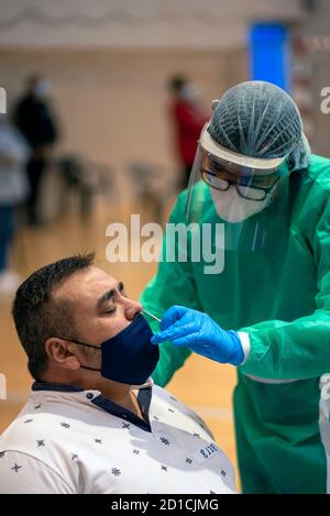 Krankenschwester, die eine Probe von einer Person nimmt, um eine durchzuführen Virenprüfung Stockfoto