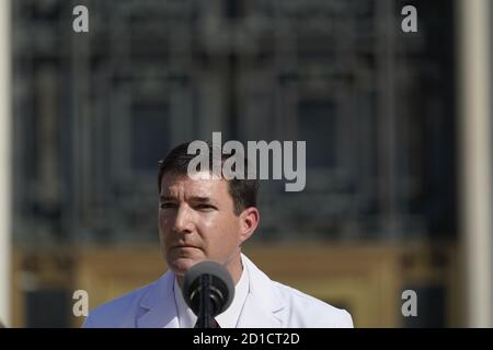 5. Oktober 2020 - Bethesda, MD Vereinigte Staaten: CDR Sean Conley, MD, spricht die Medien über die Bedingung von US-Präsident Donald J. Trump im Walter Reed Medical Center. Der Präsident wird für COVID-19 behandelt. Der Präsident wird Walter Reed heute um 18:30 Uhr verlassen. Quelle: Chris Kleponis/Pool via CNP /MediaPunch Stockfoto