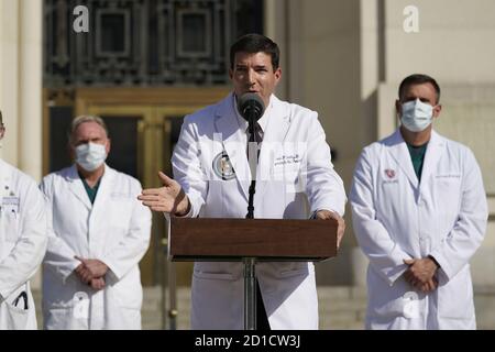 5. Oktober 2020 - Bethesda, MD Vereinigte Staaten: CDR Sean Conley, MD, spricht die Medien über die Bedingung von US-Präsident Donald J. Trump im Walter Reed Medical Center. Der Präsident wird für COVID-19 behandelt. Der Präsident wird Walter Reed heute um 18:30 Uhr verlassen. Quelle: Chris Kleponis/Pool via CNP /MediaPunch Stockfoto