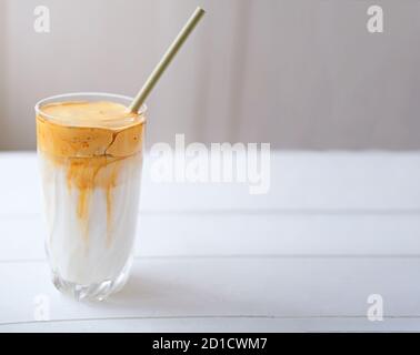 Iced schaumig Dalgona Coffee, ein trendiger flauschiger cremiger Schlagkaffee. Korean Drink Latte Espresso mit Kaffee Schaum. Hergestellt aus Instant-Kaffee, Zucker, heißem Wasser und Milch. Stockfoto