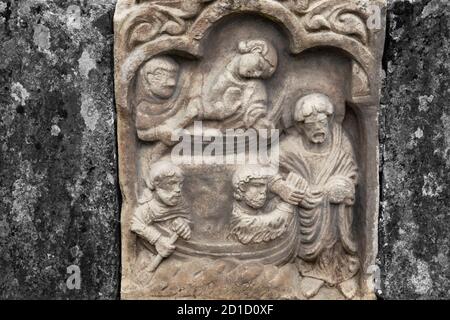 Steinschnitzerei, die Christus und die Apostel darstellt. Mit Farbtonung und selektiver Farbgebung Stockfoto