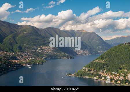 Como - die kleinen Städte unter den Bergen und Comer See. Stockfoto