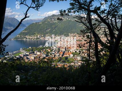 Como - die Stadt unter den Bergen und Comer See. Stockfoto