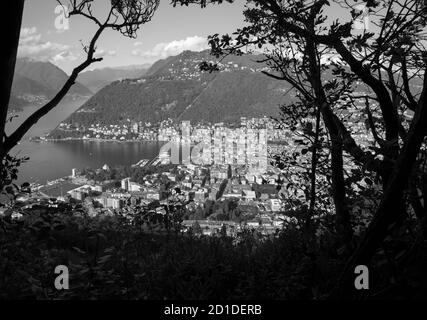 Como - die Stadt unter den Bergen und Comer See. Stockfoto
