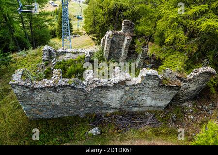 Bewachsene Grundmauern einer Kirchenruine bei Visperterminen, Schweiz Stockfoto
