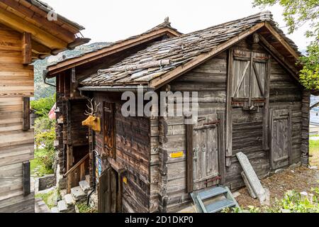 Walliser Holzhäuser am Rande eines Wanderweges auf dem Weinweg von Visperterminen nach Visp, Wallis, Schweiz Stockfoto