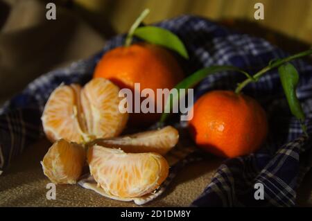 Stillleben von Orangen mit Orangenblättern und Taschentuch typisch Von valencia auf Partys Stockfoto
