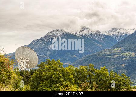 Signalhorn-Bodenstation mit Parabolantennen und Satellitenschüsseln in Bretjong bei Leuk, Schweiz Stockfoto