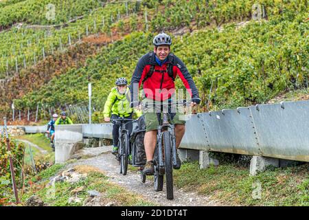 Mountainbiker treffen sich bei den suonen Wanderungen im Schweizer Wallis, Savièse, Schweiz Stockfoto